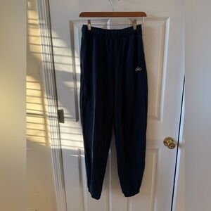 Navy blue Alo Yoga Accolade sweatpants 
s: small 
EXCELLENT condition (no tags)